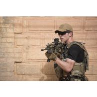 Un commando parachutiste (GCP) progresse dans un bâtiment à Gao, au Mali.