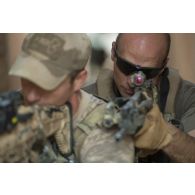 Des commandos parachutistes (GCP) progressent dans un bâtiment à Gao, au Mali.