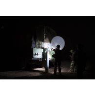 Des artilleurs du 93e régiment d'artillerie de montagne (RAM) préparent un capteur météorologique pour un tir au canon équipé d'un système d'artillerie (CAESAR) à Gao, au Mali.