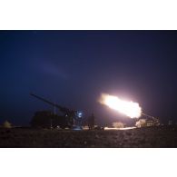 Des artilleurs du 93e régiment d'artillerie de montagne (RAM) tirent au canon équipé d'un système d'artillerie (CAESAR) à Gao, au Mali.