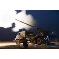 Des artilleurs du 93e régiment d'artillerie de montagne (RAM) tirent au canon équipé d'un système d'artillerie (CAESAR) à Gao, au Mali.