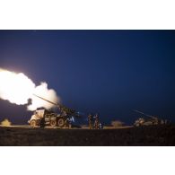 Des artilleurs du 93e régiment d'artillerie de montagne (RAM) tirent au canon équipé d'un système d'artillerie (CAESAR) à Gao, au Mali.