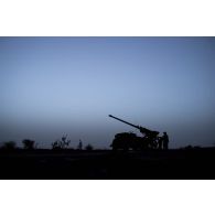 Des artilleurs du 93e régiment d'artillerie de montagne (RAM) préparent un tir au canon équipé d'un système d'artillerie (CAESAR) à Gao, au Mali.