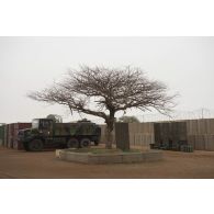 Vue des installations sanitaires sur le camp de Tillabéri, au Niger.