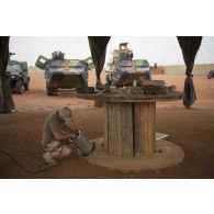 Vue de la zone de maintenance des véhicules sur le camp de Tillabéri, au Niger.
