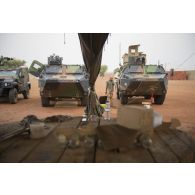 Vue de la zone de maintenance des véhicules sur le camp de Tillabéri, au Niger.