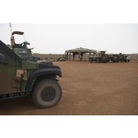 Vue de la zone de maintenance des véhicules sur le camp de Tillabéri, au Niger.