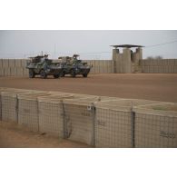 Vue de la zone de stationnement des véhicules sur le camp de Tillabéri, au Niger.