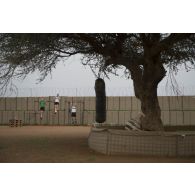 Vue des équipement sportifs du camp de Tillabéri, au Niger.
