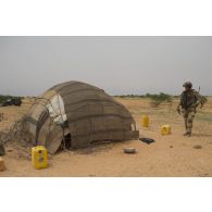 Un soldat sécurise le périmètre d'une rencontre avec les habitants de la région d'Inatès, au Niger.