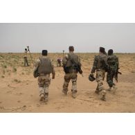 Des officiers français et nigériens rencontrent des agriculteurs de la région d'Inatès, au Niger.