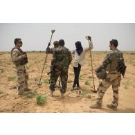 Des officiers français et nigériens rencontrent des agriculteurs de la région d'Inatès, au Niger.