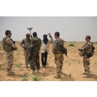 Des officiers français et nigériens rencontrent des agriculteurs de la région d'Inatès, au Niger.