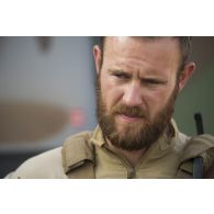 Un commando de montagne (GCM) écoute à un briefing avant un départ en manoeuvre à Gao, au Mali.