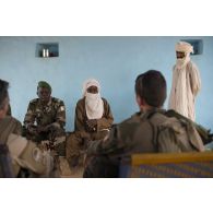 Le capitaine Thibault et le lieutenant Robert rencontrent le chef touareg Amdagh Arrissal aux côtés de leurs homologues nigériens dans sa maison à Inatès, au Niger.