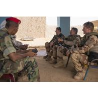 Le capitaine Thibault et le lieutenant Robert rencontrent le chef touareg Amdagh Arrissal aux côtés de leurs homologues nigériens dans sa maison à Inatès, au Niger.