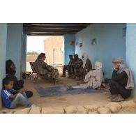 Le capitaine Thibault et le lieutenant Robert rencontrent le chef touareg Amdagh Arrissal aux côtés de leurs homologues nigériens dans sa maison à Inatès, au Niger.