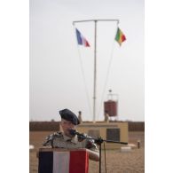 Le colonel Alain Didier lit l'ordre du jour pour la cérémonie du 14 juillet à Gao, au Mali.