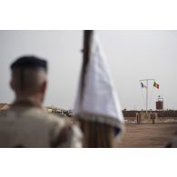 Le colonel Alain Didier lit l'ordre du jour pour la cérémonie du 14 juillet à Gao, au Mali.