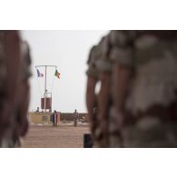 Le colonel Alain Didier lit l'ordre du jour pour la cérémonie du 14 juillet à Gao, au Mali.