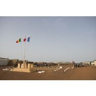 Le colonel Alain Didier lit l'ordre du jour pour la cérémonie du 14 juillet à Gao, au Mali.