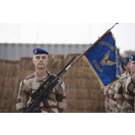 Portrait du porte-fanion du détachement aéromobile Hombori pour la cérémonie du 14 juillet à Gao, au Mali.