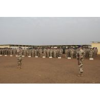 Le colonel Pierre-Axel Geffroy présente les troupes au colonel Pierre Verborg du 3e régiment d'hélicoptères de combat (RHC) pour la cérémonie du 14 juillet à Gao, au Mali.