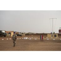 Le colonel Pierre Verborg du 3e régiment d'hélicoptères de combat (RHC) prend le commandement des troupes pour la cérémonie du 14 juillet à Gao, au Mali.