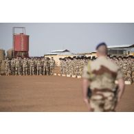Le colonel Pierre Verborg du 3e régiment d'hélicoptères de combat (RHC) prend le commandement des troupes pour la cérémonie du 14 juillet à Gao, au Mali.