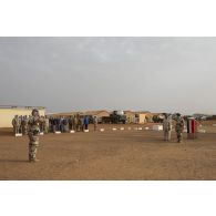 Le colonel Pierre Verborg du 3e régiment d'hélicoptères de combat (RHC) présente les troupes au colonel Alain Didier pour la cérémonie du 14 juillet à Gao, au Mali.