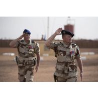 Le colonel Alain Didier passe les troupes en revue aux côtés du colonel Pierre Verborg pour la cérémonie du 14 juillet à Gao, au Mali.