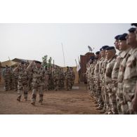 Le colonel Alain Didier passe les troupes en revue aux côtés du colonel Pierre Verborg pour la cérémonie du 14 juillet à Gao, au Mali.