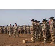 Le colonel Alain Didier passe les troupes en revue aux côtés du colonel Pierre Verborg pour la cérémonie du 14 juillet à Gao, au Mali.