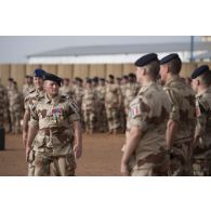 Le colonel Alain Didier passe les troupes en revue aux côtés du colonel Pierre Verborg pour la cérémonie du 14 juillet à Gao, au Mali.