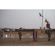 Le colonel Alain Didier salue le lever des couleurs aux côtés du colonel Pierre Verborg du 3e régiment d'hélicoptères de combat (RHC) pour la cérémonie du 14 juillet à Gao, au Mali.