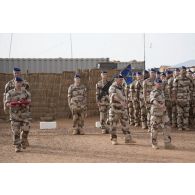 La garde au drapeau du détachement aéromobile HOmbori sort des rangs pour la rémise de la médaille militaire lors de la cérémonie du 14 juillet à Gao, au Mali.