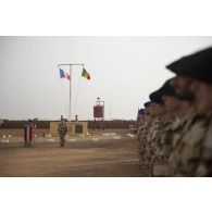 Le colonel Alain Didier lit l'ordre du jour pour la cérémonie du 14 juillet à Gao, au Mali.