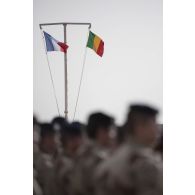 Rassemblement des troupes pour la cérémonie du 14 juillet à Gao, au Mali.