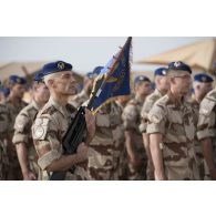 Rassemblement des soldats du 3e régiment d'hélicoptères de combat (RHC) pour la cérémonie du 14 juillet à Gao, au Mali.