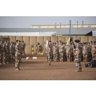 Rassemblement des troupes pour la cérémonie du 14 juillet à Gao, au Mali.