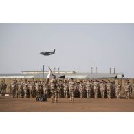 Passage d'un avion Casa Cn-235 au-dessus des troupes rassemblés pour la cérémonie du 14 juillet à Gao, au Mali.