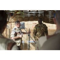 Le colonel Alain Didier prononce un discours en présence du colonel malien Yacouba Sanogo pour la réception qui suit la cérémonie du 14 juillet à Gao, au Mali.