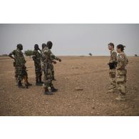 Le médecin des armées Benoît et l'infirmière Barbara encadrent des stagiaires nigériens pour une formation de secourisme au combat dans la région d'Inatès, au Niger.