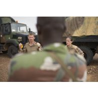 Le médecin des armées Benoît et l'infirmière Barbara encadrent des stagiaires nigériens pour une formation de secourisme au combat dans la région d'Inatès, au Niger.