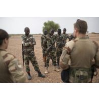 Le médecin des armées Benoît et l'infirmière Barbara encadrent des stagiaires nigériens pour une formation de secourisme au combat dans la région d'Inatès, au Niger.