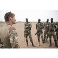 Le médecin des armées Benoît encadre des stagiaires nigériens pour une formation de secourisme au combat dans la région d'Inatès, au Niger.