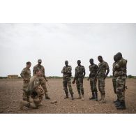 Le médecin des armées Benoît, l'infirmière Barbara et l'auxiliaire sanitaire Iliès encadrent des stagiaires nigériens pour une formation de secourisme au combat dans la région d'Inatès, au Niger.