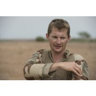 Le médecin des armées Benoît encadre des stagiaires nigériens pour une formation de secourisme au combat dans la région d'Inatès, au Niger.