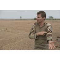 Le médecin des armées Benoît encadre des stagiaires nigériens pour une formation de secourisme au combat dans la région d'Inatès, au Niger.