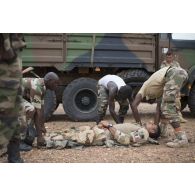 L'auxiliaire sanitaire Iliès encadre des stagiaires nigériens pour une formation de secourisme à Inatès, au Niger.